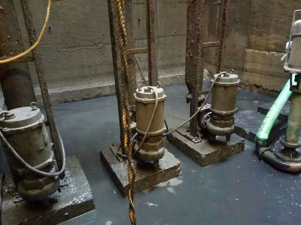 京山污水池清理