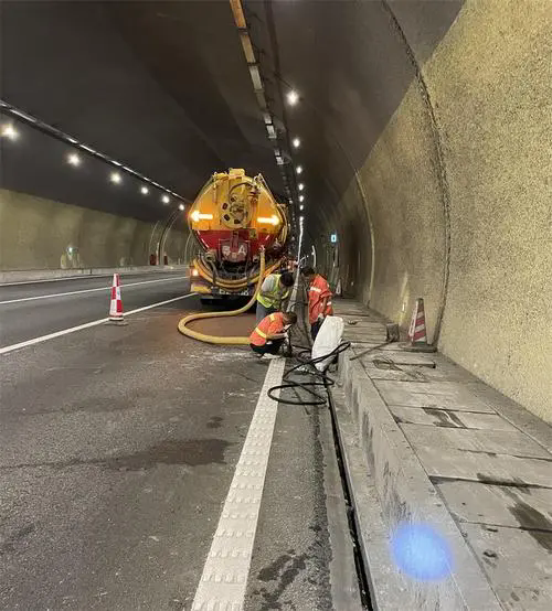 京山隧道排水渠清淤